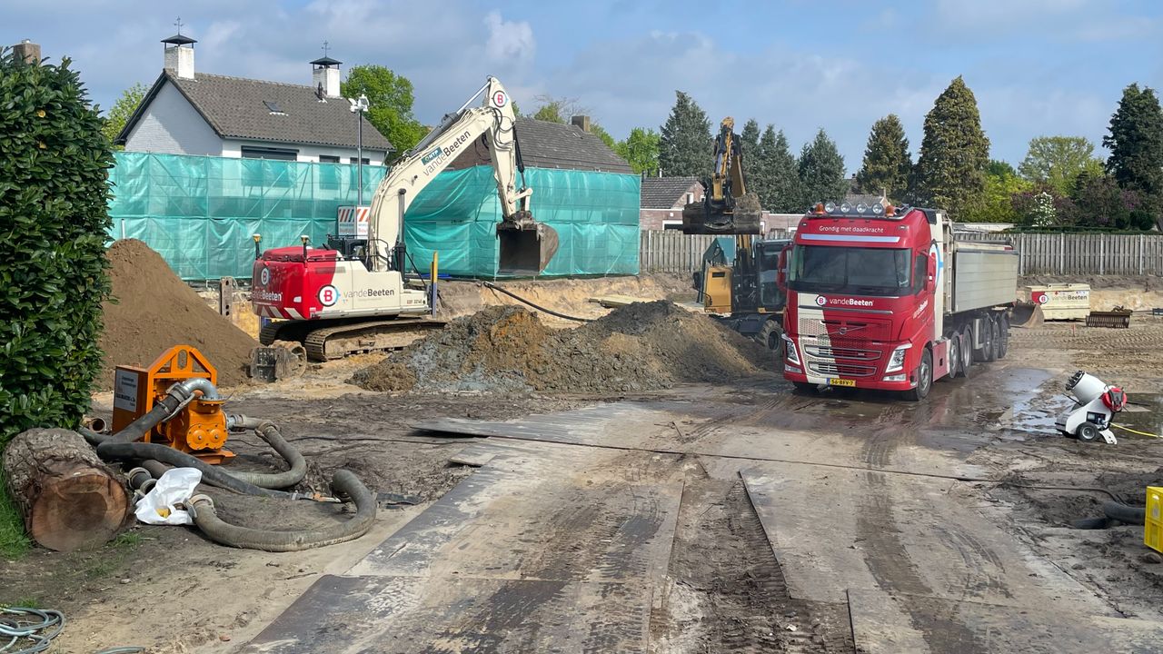 De schoonmaakoperatie in Gerwen ligt op schema (Foto: Alice van der Plas)