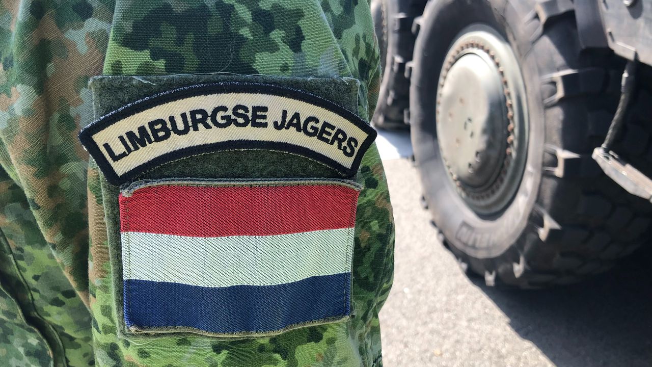 Mouw-badge op schouder militair kort voor vertrek van Bastion Lion (foto: Willem-Jan Joachems)