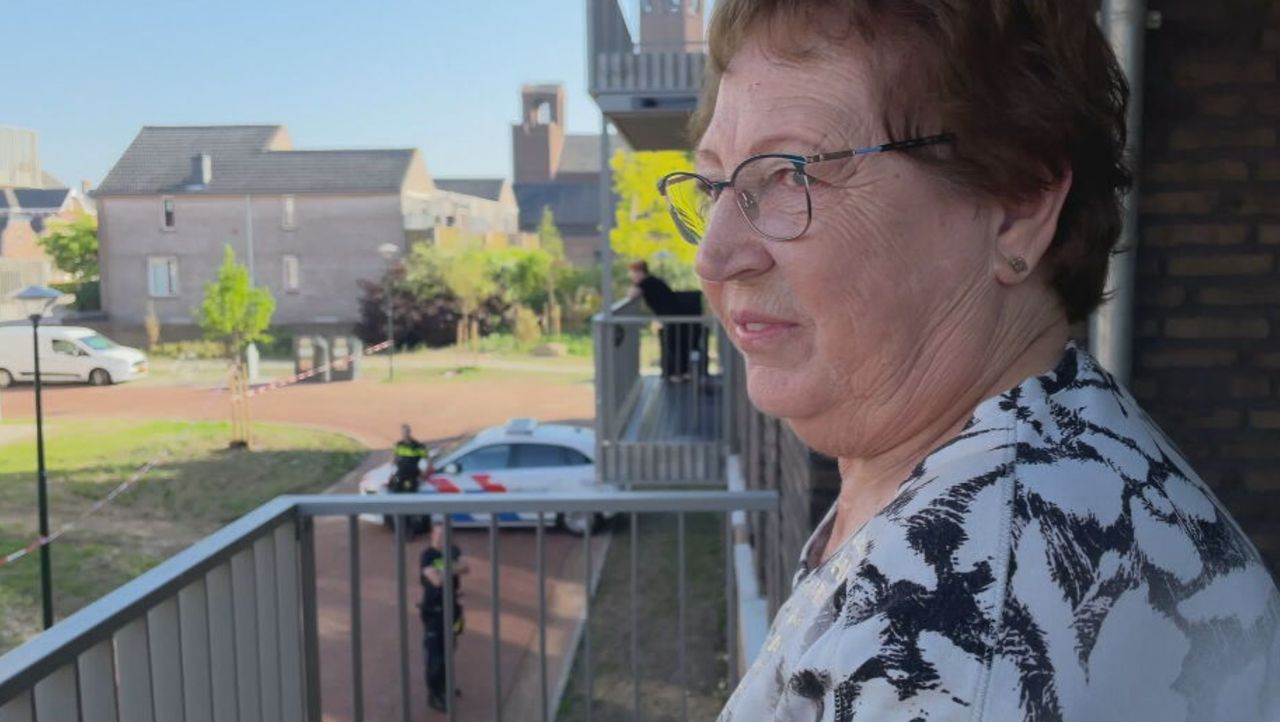 Overbuurvrouw Hannie Nieuwenhuijsen op haar balkon (foto: Rochelle Moes).
