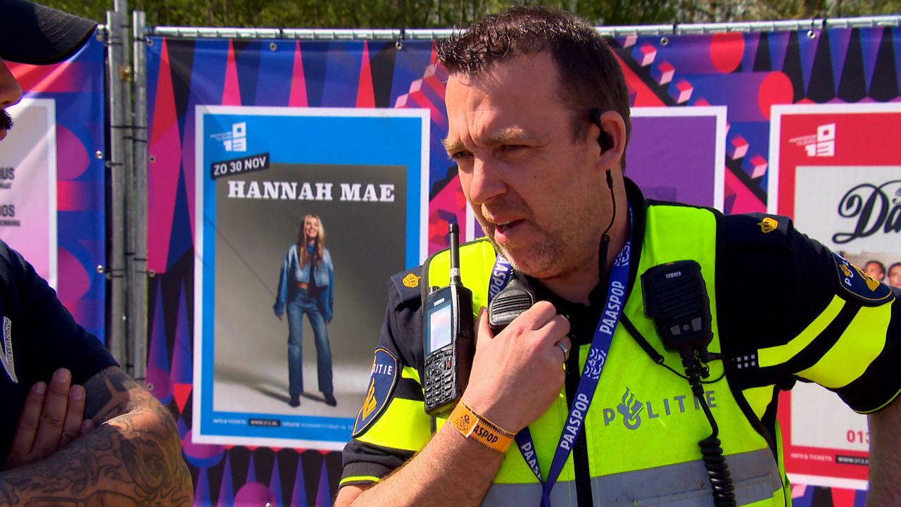 Commandant Willem wordt opgeroepen om te ondersteunen bij het fouilleren (foto: Omroep Brabant).