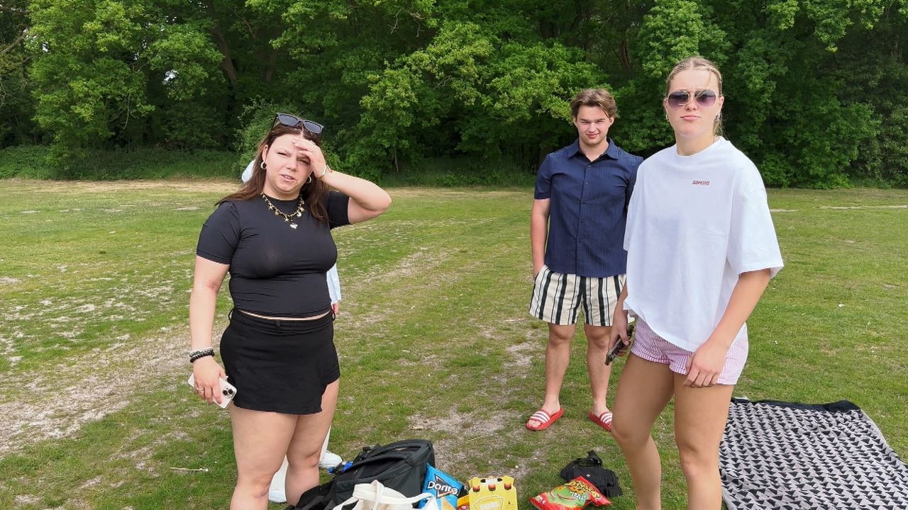 Zwemmen zit er helaas niet in voor de twee vriendinnen (foto: Jan Peels).