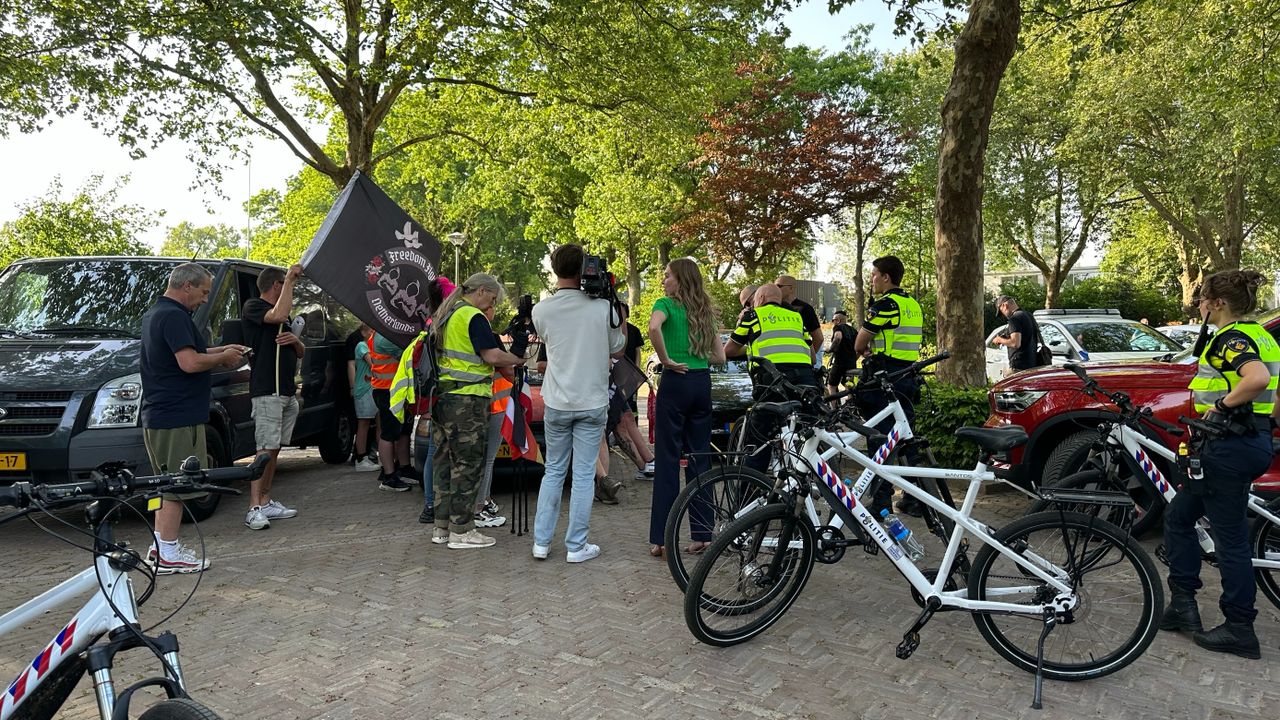 Veel politie is vrijdagavond aanwezig (foto: Omroep Brabant).