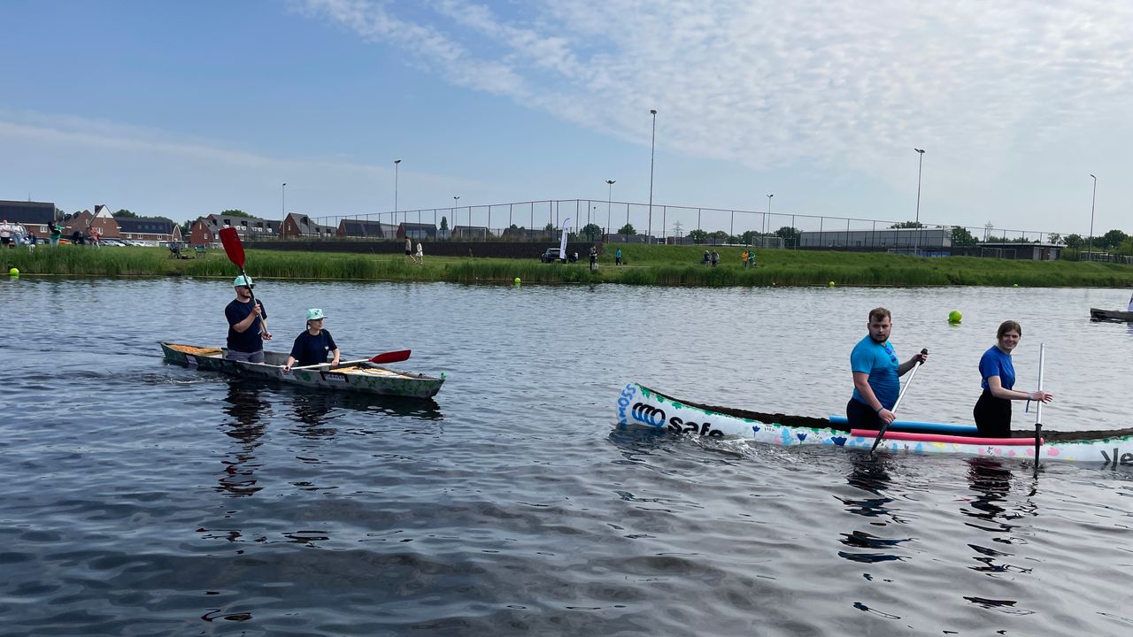 Roeien met betonnen kano's 