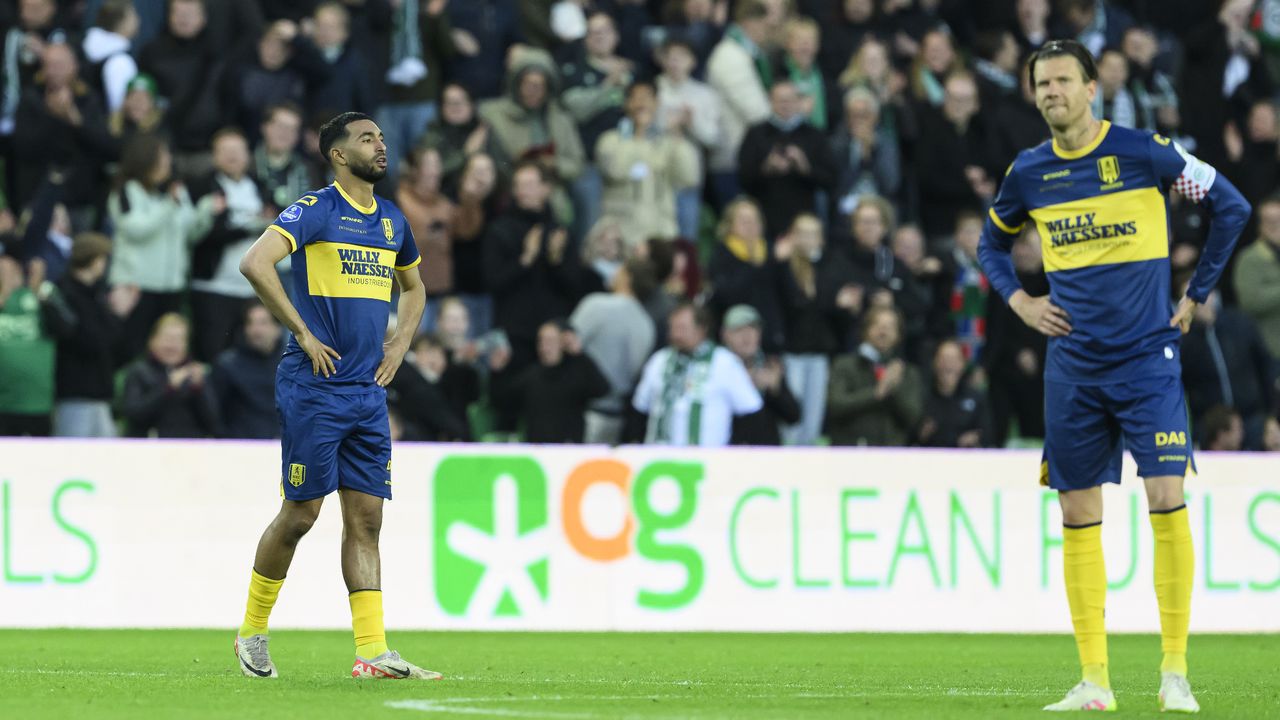 Teleurstelling bij Yassin Oukili (links) en Michiel Kamer na de 4-0  (foto: ANP).