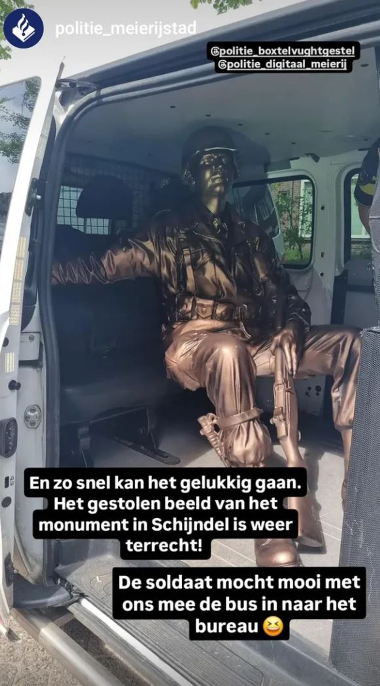 De politie heeft de soldaat meegenomen naar het bureau (foto: Politie)