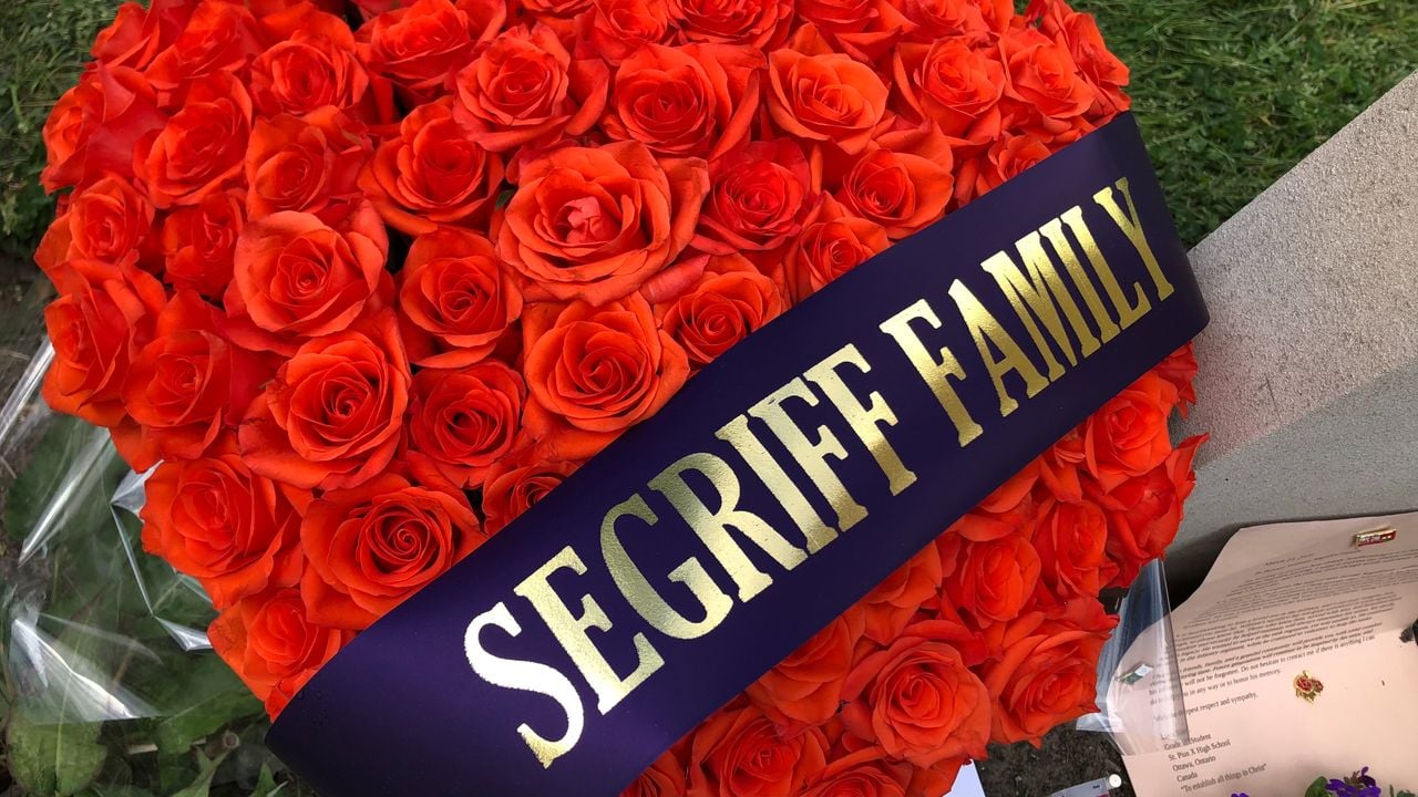 Tachtig oranje bloemen voor Bill (foto: Willem-Jan Joachems)