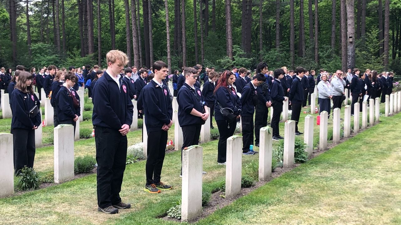 De studenten ieder bij hun geadopteerde graf  (foto: Willem-Jan Joachems)