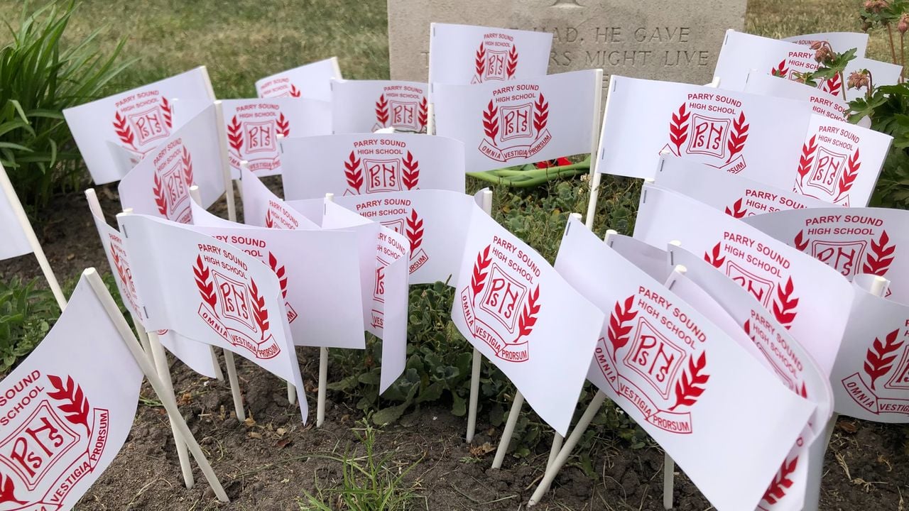 Leerlingen van deze highschool lieten ieder een vlaggetje achter bij een steen (foto: Willem-Jan Joachems)
