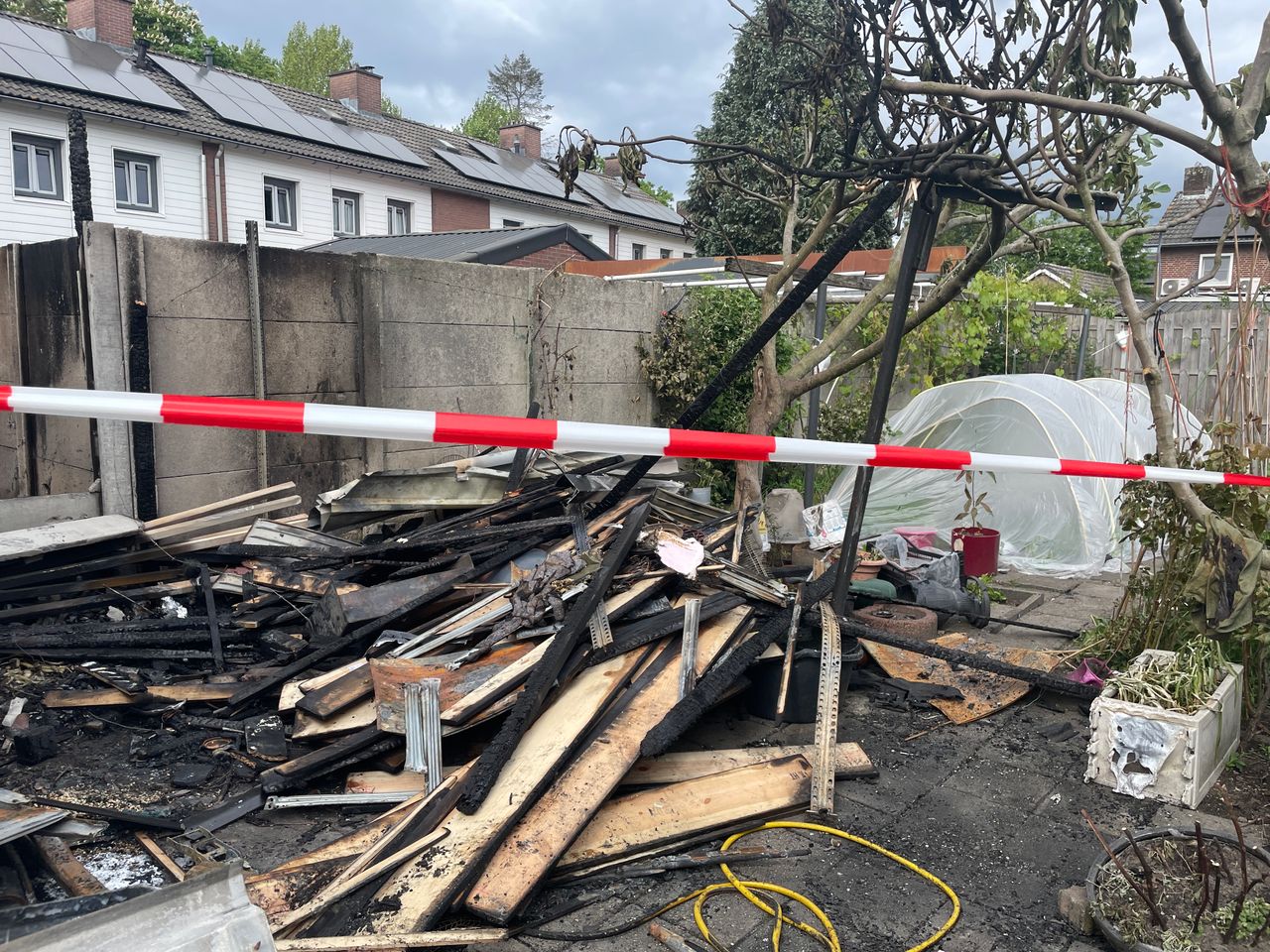 De tuin van Medine en Willy ligt volledig in puin (foto: René van Hoof).