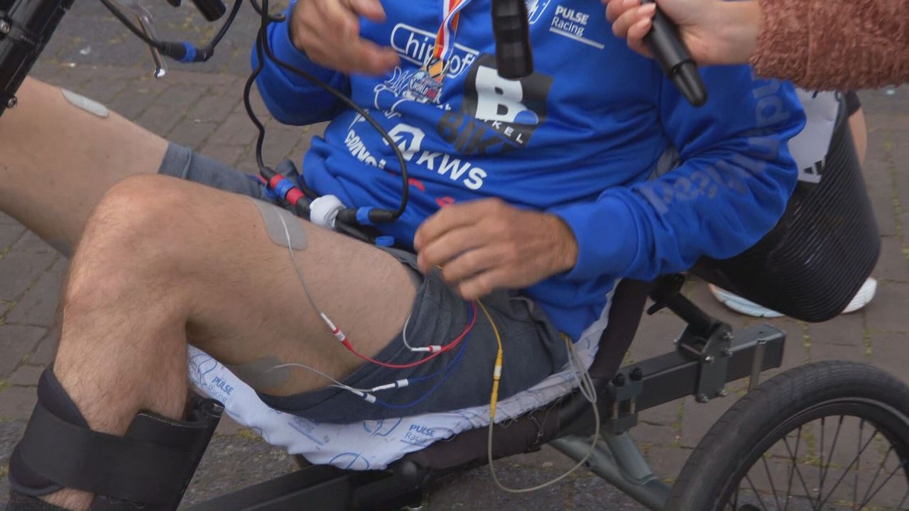 Elektroden op de benen van Peter (foto: Omroep Brabant).