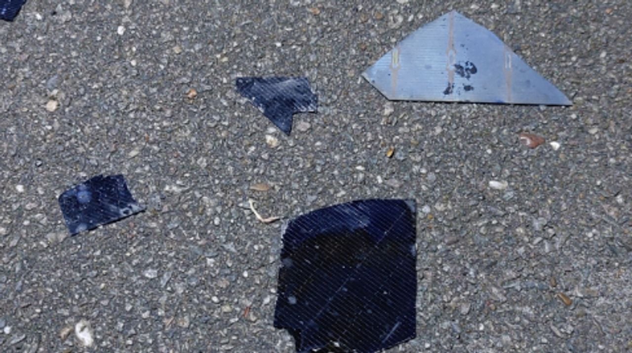 Stukjes van de zonnepanelen op straat in Rijen (foto: Kevin Berenschot).