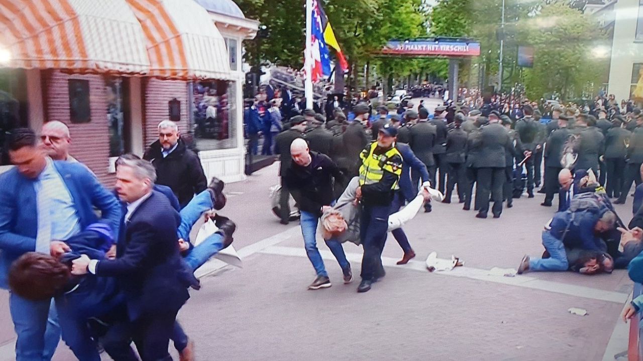 In totaal werden vijf demonstranten opgepakt. 