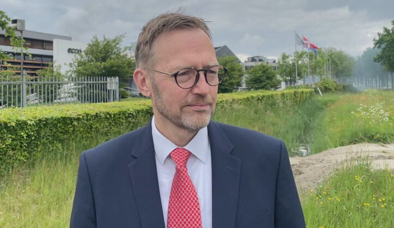 Burgemeester Hans Slagboom op de plek van de brand.