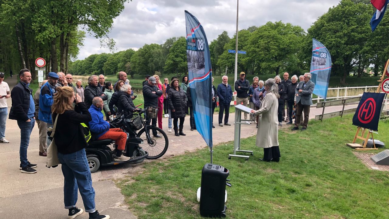 Veel belangstelling voor de onthulling maandag 5 mei bij Drunen (foto: Willem-Jan Joachems)