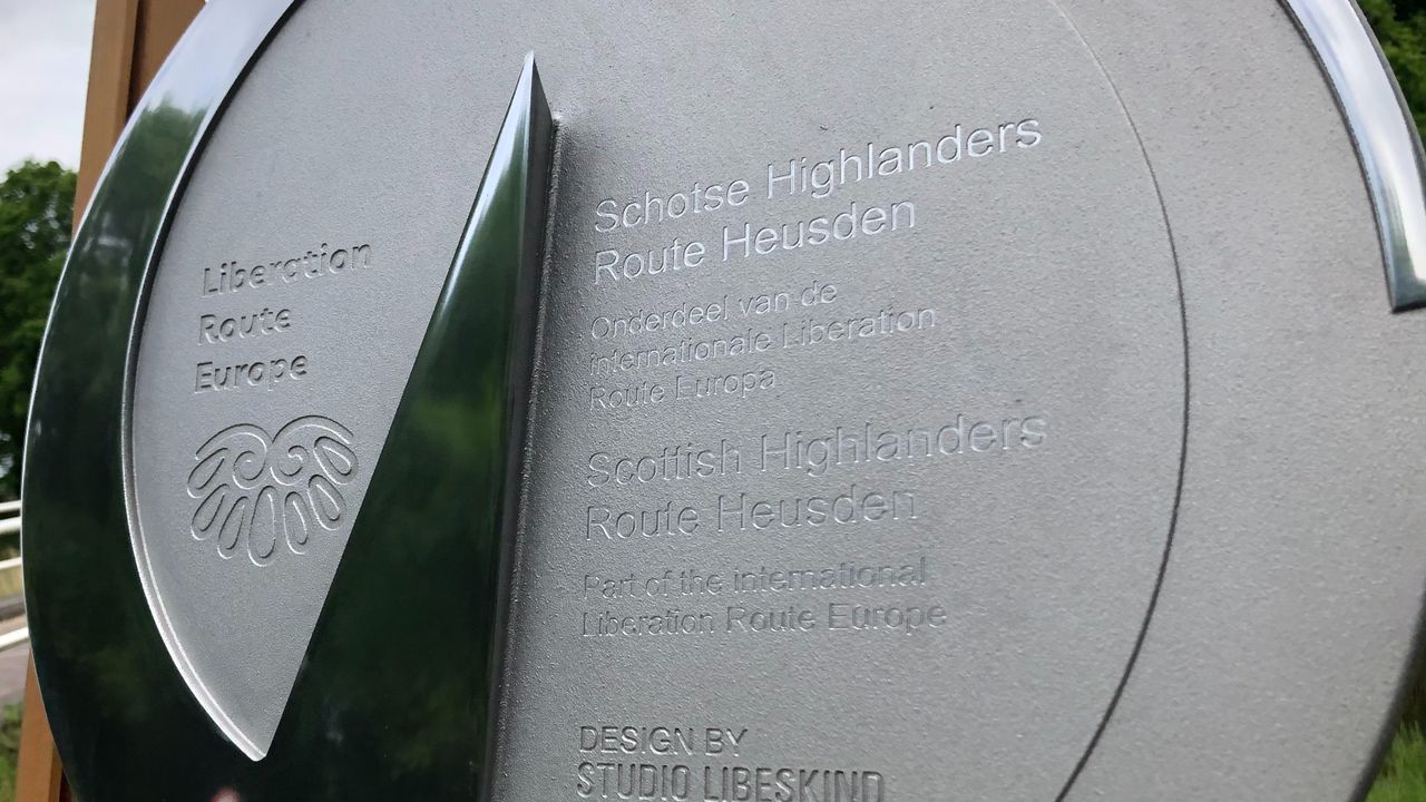 Tijdelijke plaquette die onthuld werd (foto: Willem-Jan Joachems)