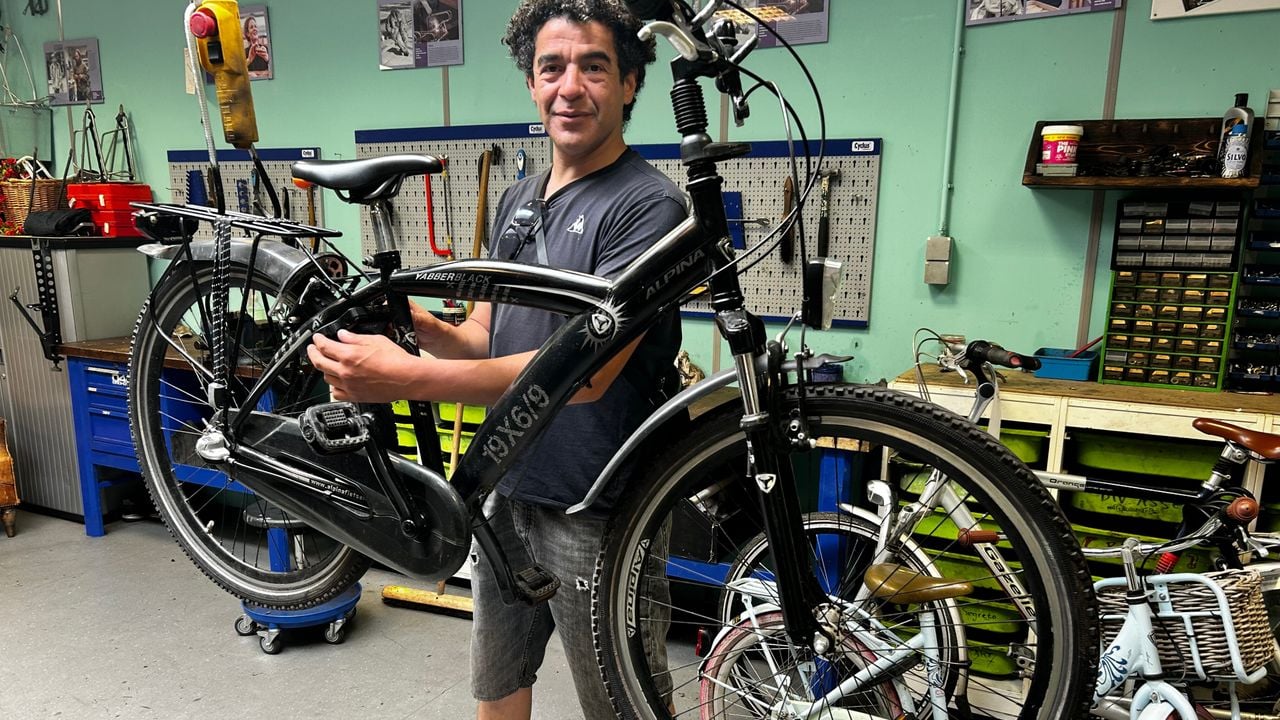 Appie uit Veldhoven is dakloos, maar blij met zijn werk als fietsenmaker (foto: Floor Foole)