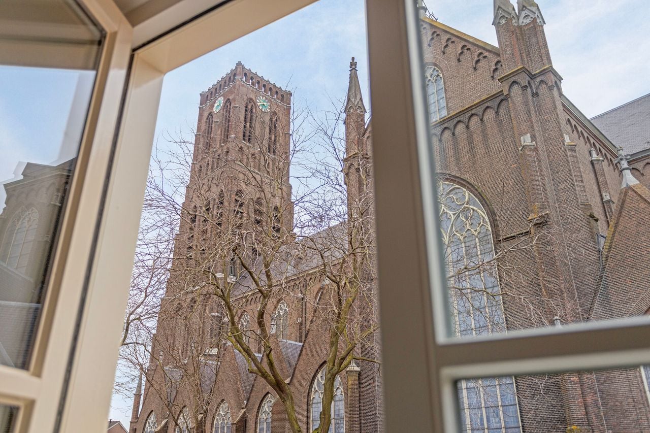 Uitzicht op de kerk vanuit het appartement (foto: Makelaardij De Leygraaf BV).