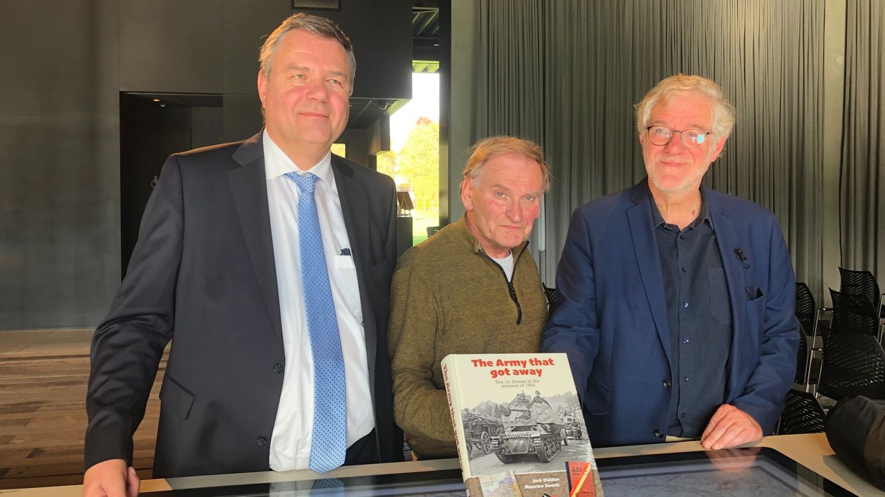 Johan van Doorn (links) Maarten Swarts (midden) en Jack Didden (rechts) bij een boekpresentatie (foto: Willem-Jan Joachems)
