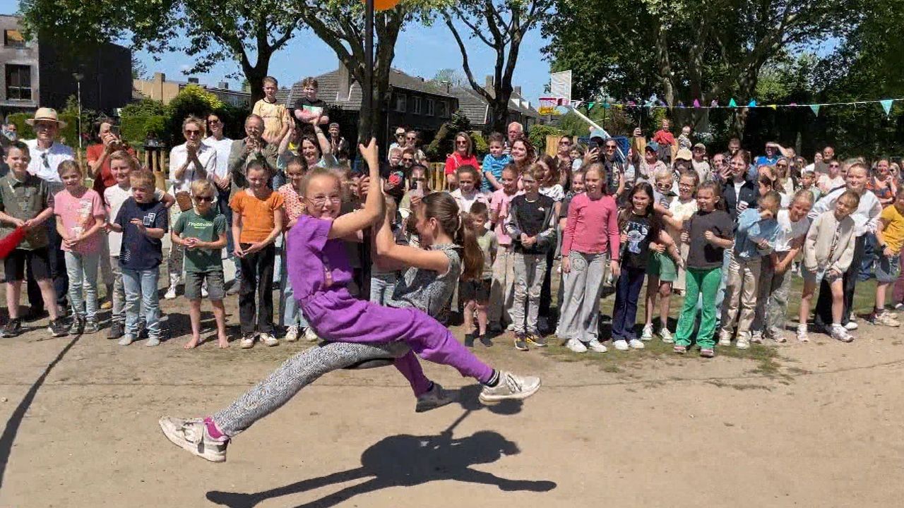 Lize en Liv openen de speeltuin (foto: Noël van Hooft).