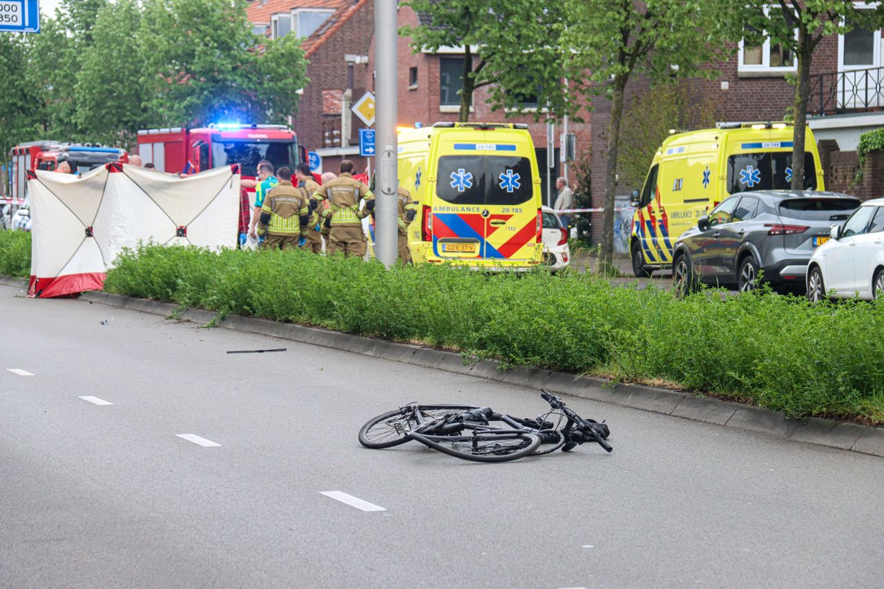 Fietser met hoge snelheid geschept (foto: Toby de Kort/Persbureau Heitink).
