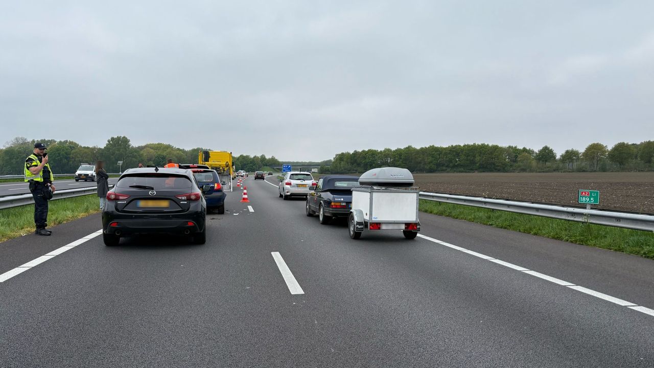 Een ongeluk met meerdere auto's op de A2 zorgt voor bijna een uur extra reistijd (foto: Rijkswaterstaat)