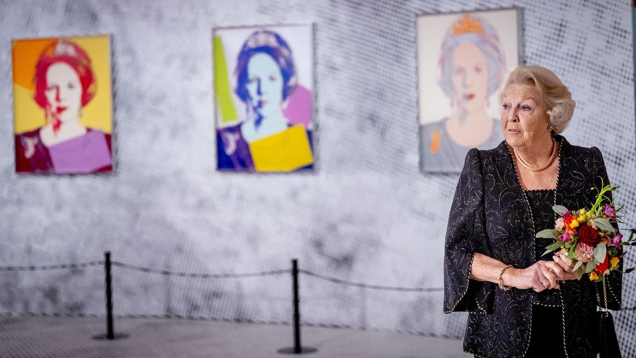 De Andy Warhol-zeefdrukken van koningin Beatrix werden in oktober vorig jaar tentoongesteld tijdens een expositie in Apeldoorn, Nederland. Het kunstwerk uit Uden komt niet uit deze serie (foto: ANP).