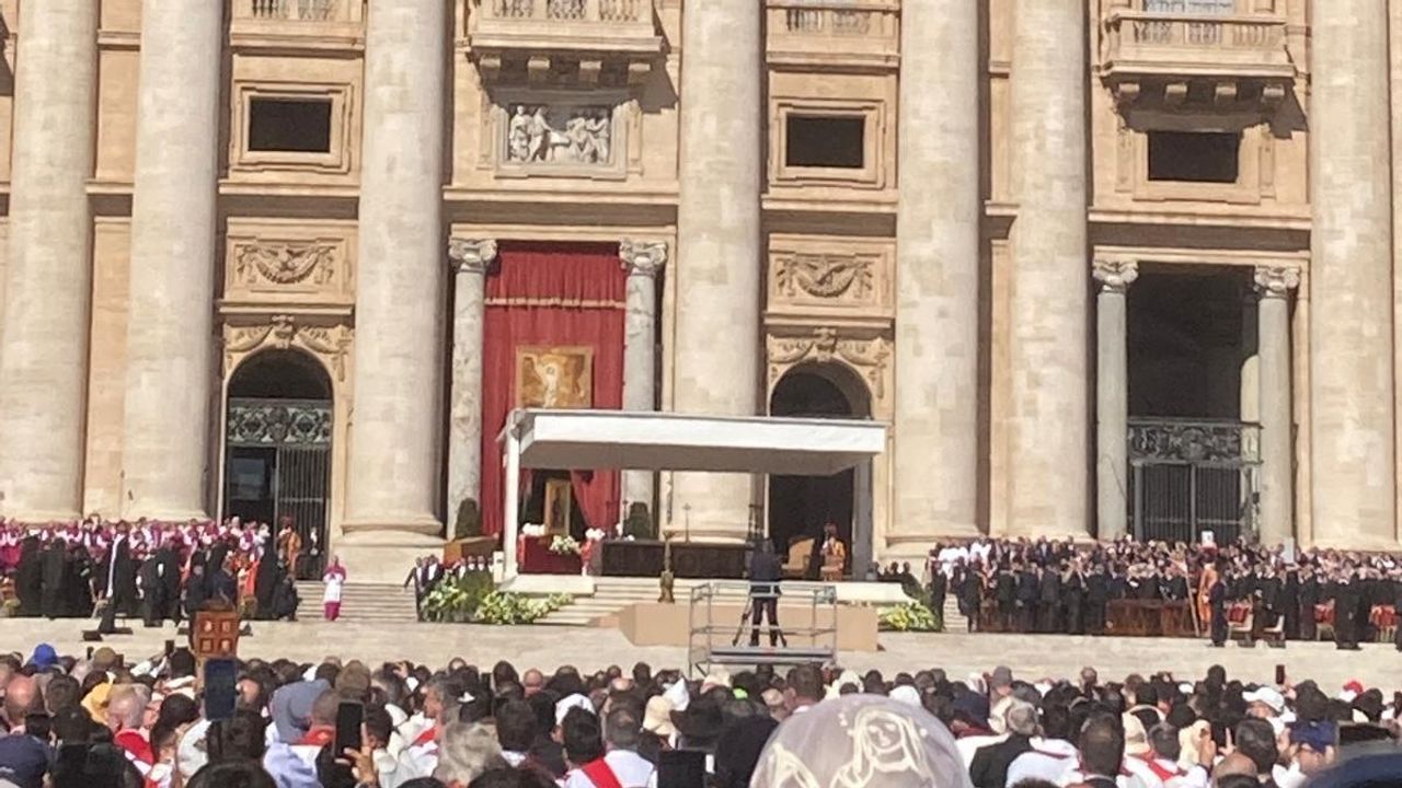 Het zicht van Goossens op de uitvaartdienst (foto: Jeroen Goosen).