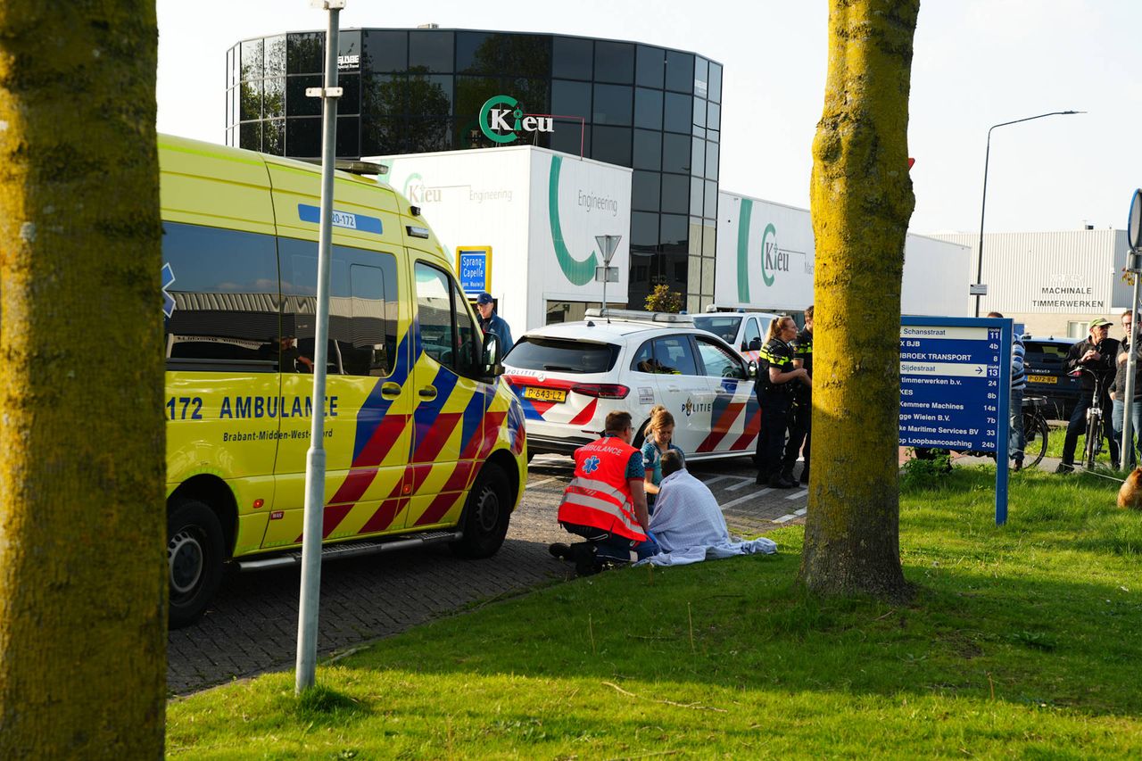 De man wordt nagekeken door het ambulancepersoneel (foto: Erik Haverhals/ Persbureau Heitink).