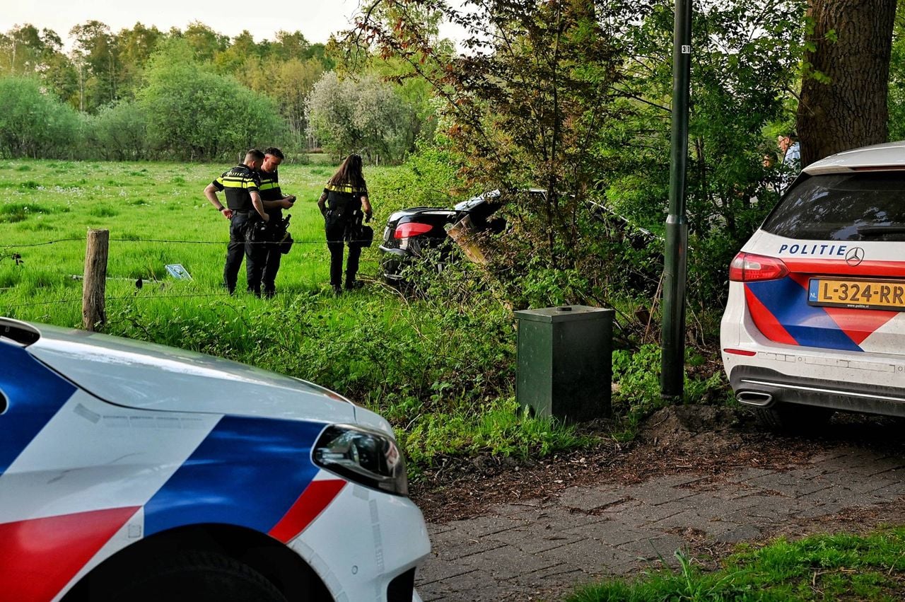Dronken bestuurder crasht door prikkeldraad (foto: Toby de Kort/Persbureau Heitink).