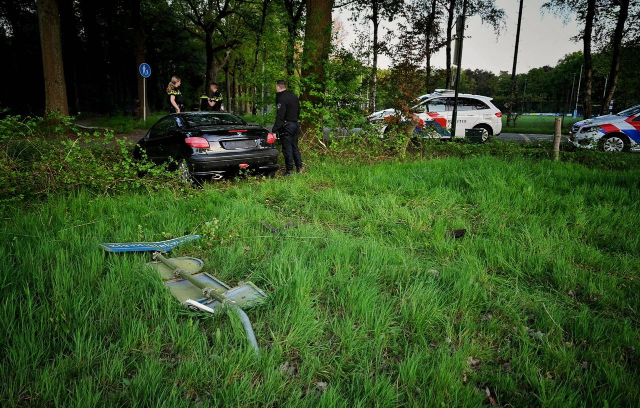 Dronken bestuurder crasht door prikkeldraad (foto: Toby de Kort/Persbureau Heitink).