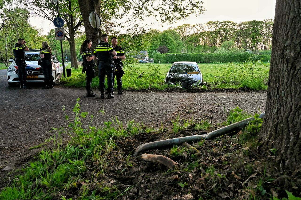 Dronken bestuurder crasht door prikkeldraad (foto: Toby de Kort/Persbureau Heitink).
