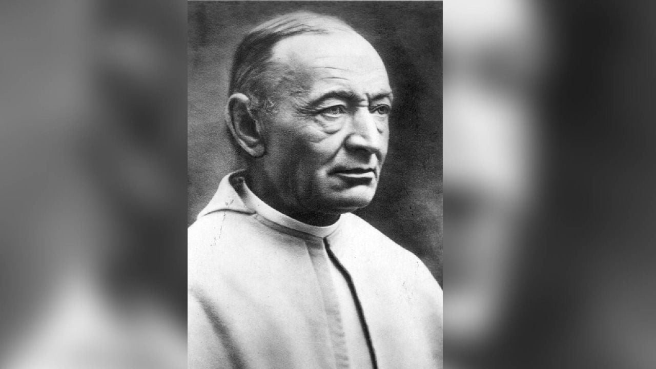 Een foto van pater Van den Elsen.