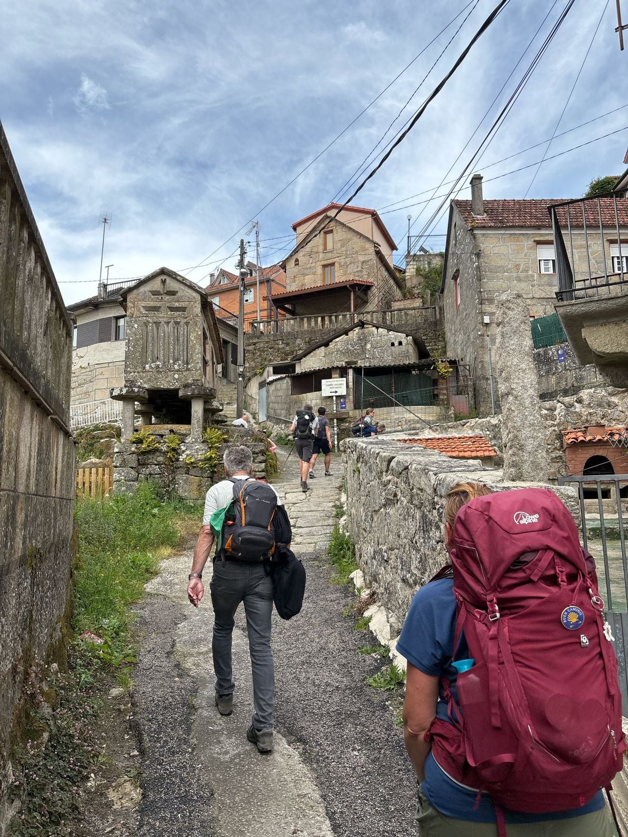 Ook Mariëlla en Arie zijn rolkofferpelgrims (foto: Mariëlla van Vugt).