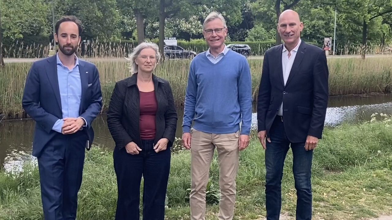 Vlnr: wethouder Jeroen Bruijns, Marie-Louise de Ponti, Joost Barendrecht en wethouder Peter Bakker (foto: Marleen Kuijsters).