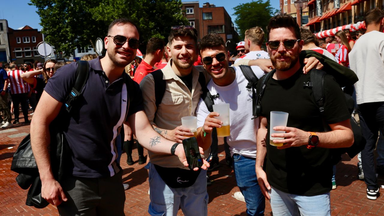 Vakantievierende Italiaanen die in een waar voetbalfeest belanden (foto: Lobke Kapteijns).
