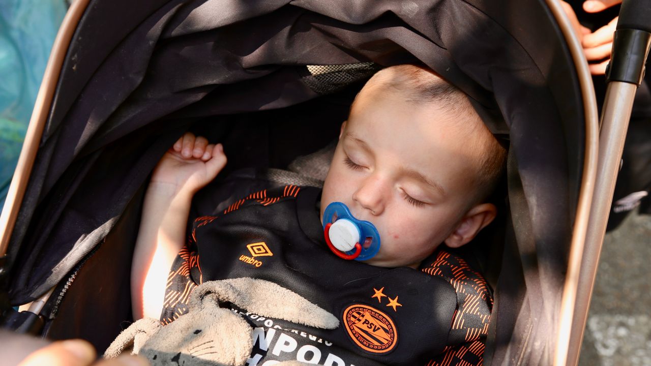 Valentino slaapt door alle beats heen (foto: Lobke Kapteijns).