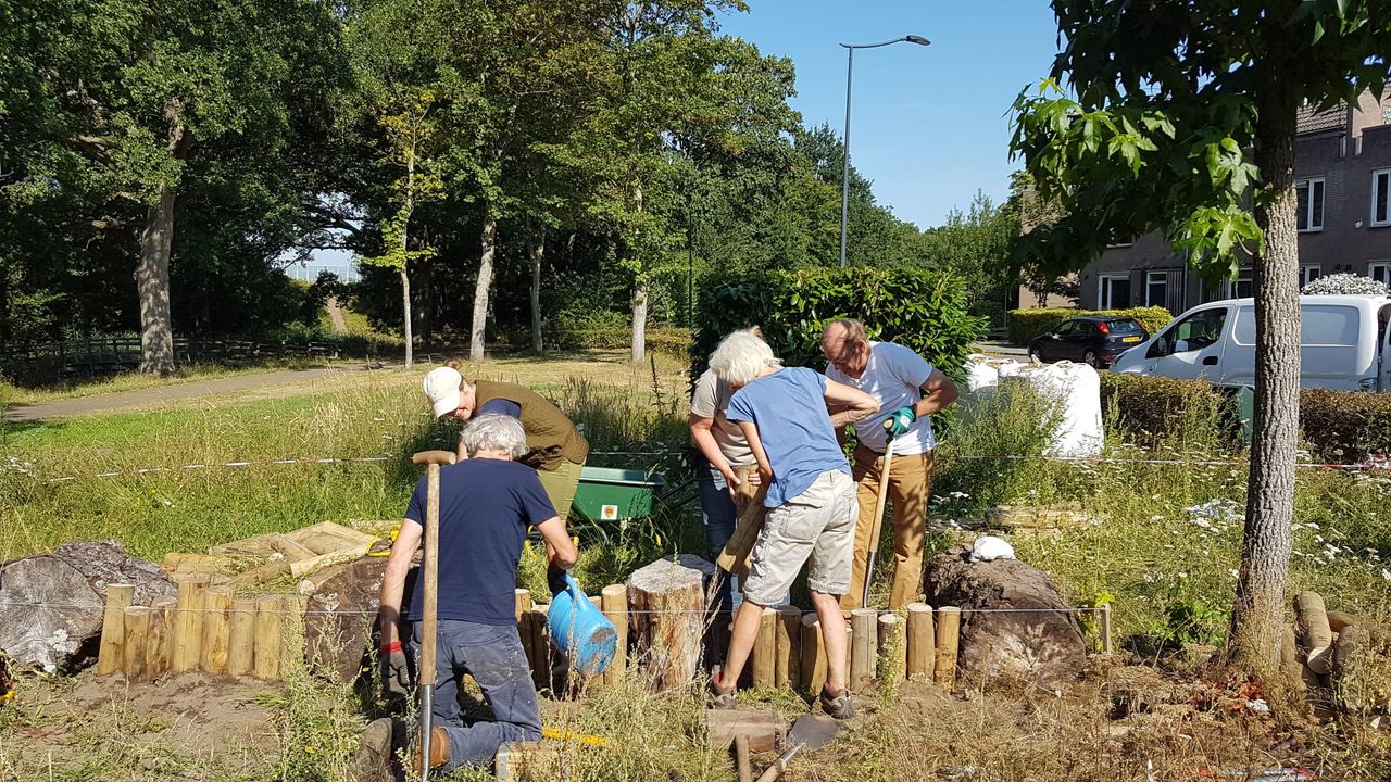  Bewoners maken een bijenoase voor graafbijen in de vlindertuin van het Bielooppark (foto: Els Schrik).