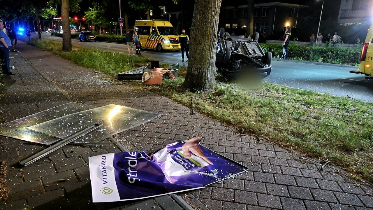 De reclamezuil belandde een paar meter verderop (foto: Toby de Kort / Persbureau Heitink).