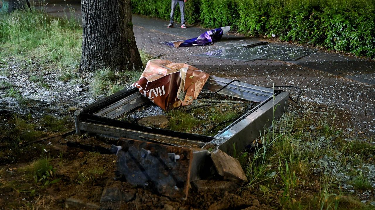 De omgeving ligt bezaaid met brokstukken (foto: Toby de Kort / Persbureau Heitink).