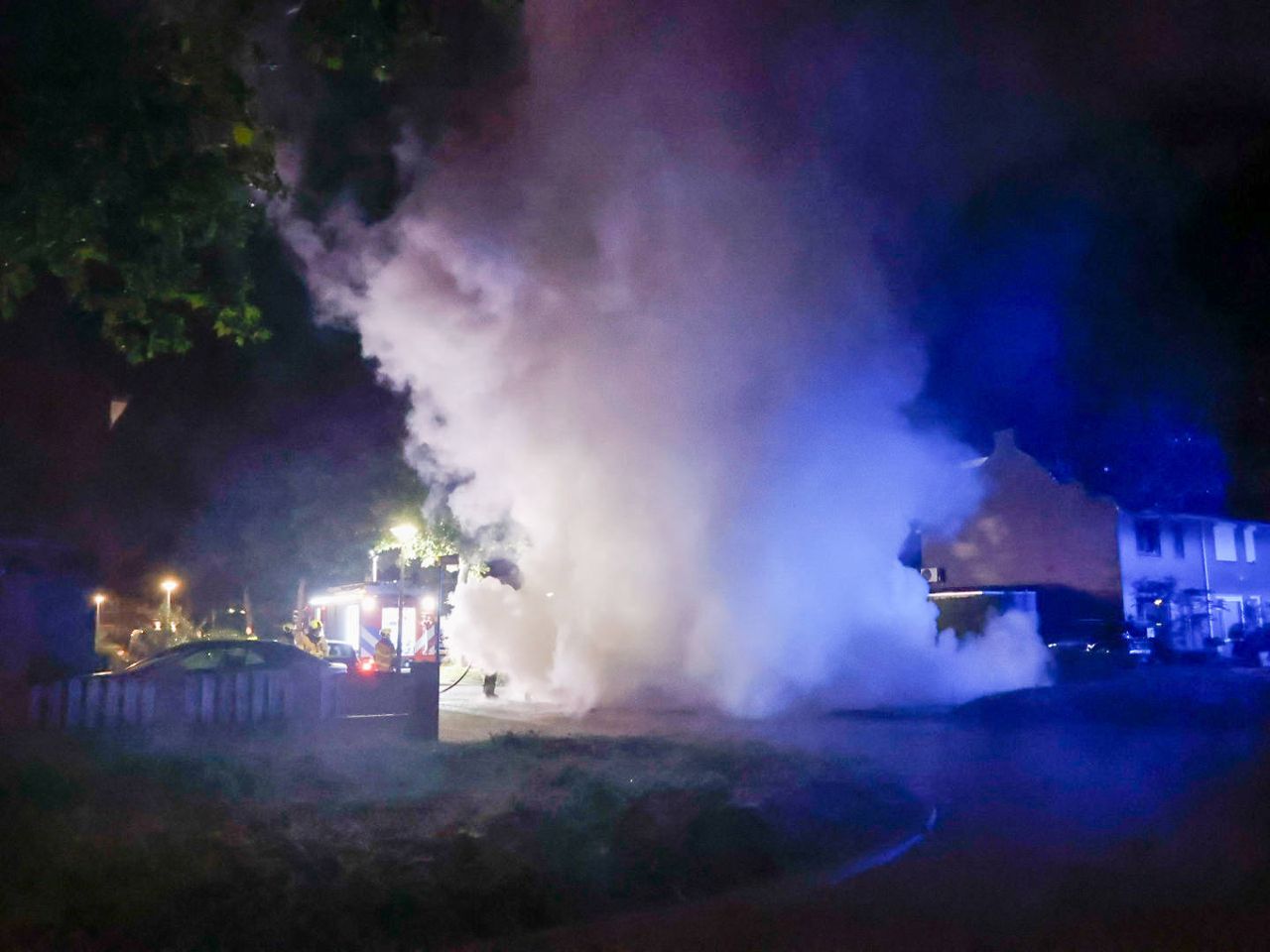 Er kwam veel rook vrij bij het blussen (foto: Abby Smits / Persbureau Heitink)