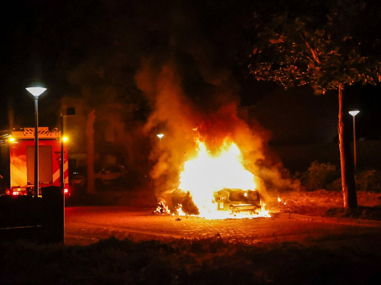 Vlammen komen uit de auto (foto: Abby Smits / Persbureau Heitink)