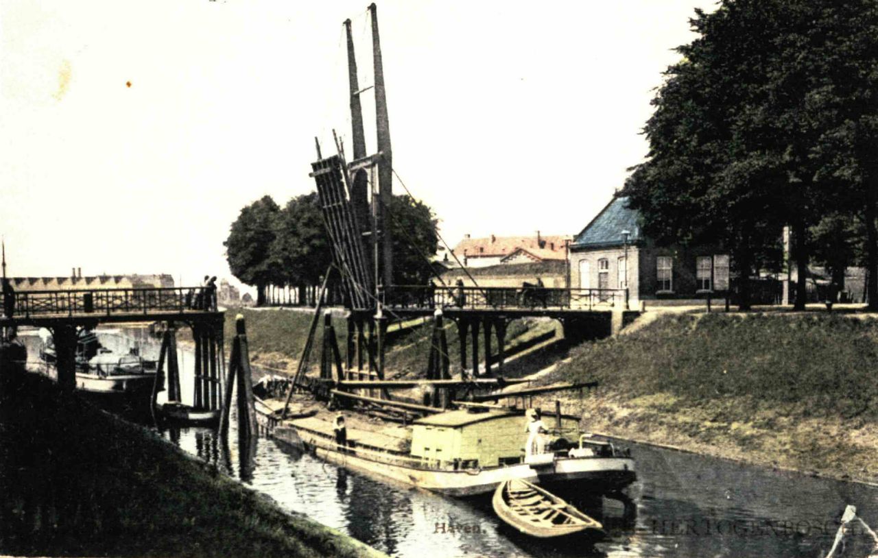 Het kanaal in 1906 gezien in westelijke richting bij de geopende Orthenbrug. Rechts het brugwachtershuis met daarachter een gedeelte van de Citadelkazerne in Den Bosch. foto: maker onbekend/Archief Den Bosch