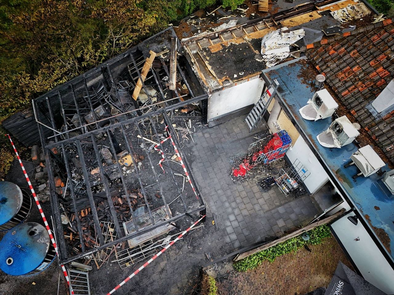 Het bijgebouw brandde volledig uit (foto: Toby de Kort/Persbureau Heitink).