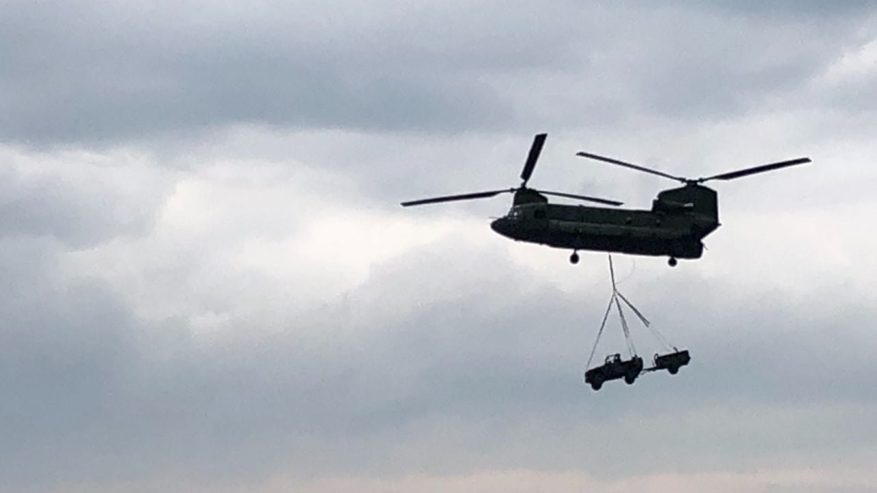 Chinook vervoert voertuigen (foto: Willem-Jan Joachems) 