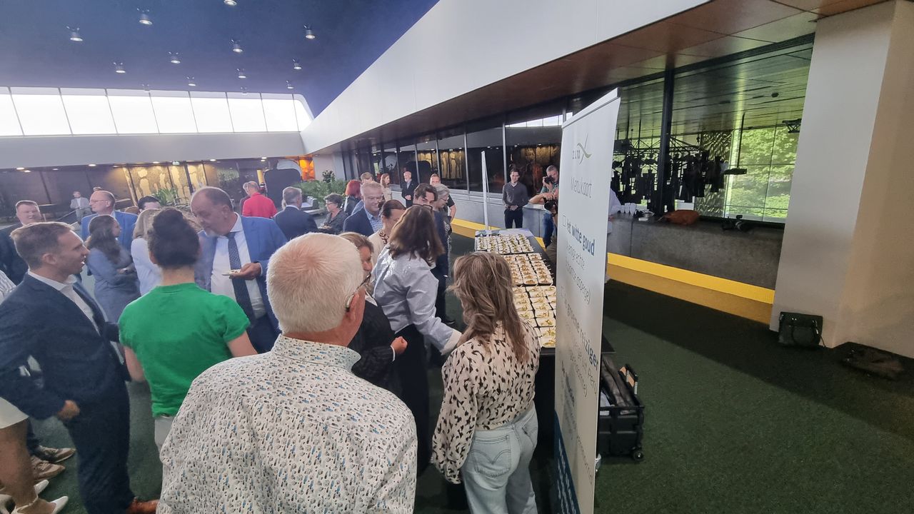 Op de plek waar Statenleden normaal hun kop koffie en stuk fruit halen, staan asperges (foto: Rick Lemmens). 