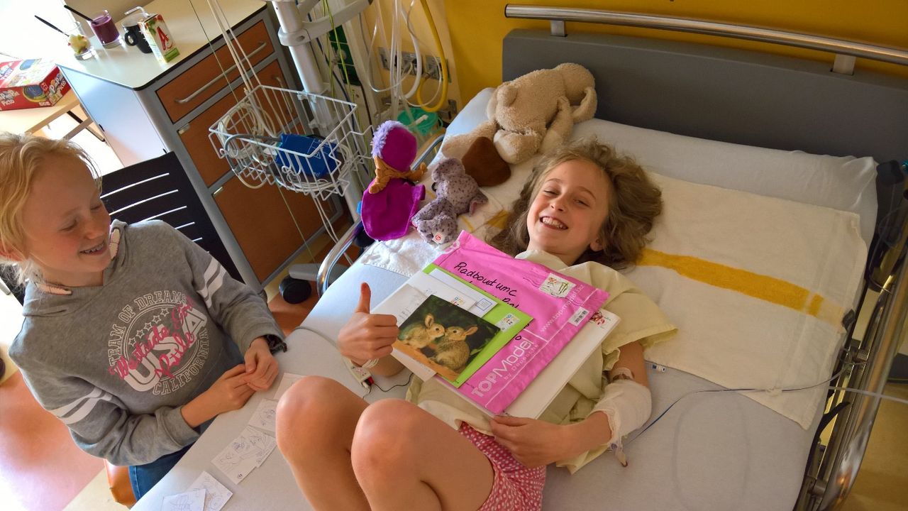 Luna kon in het ziekenhuis zelfs nog lachen (eigen foto).