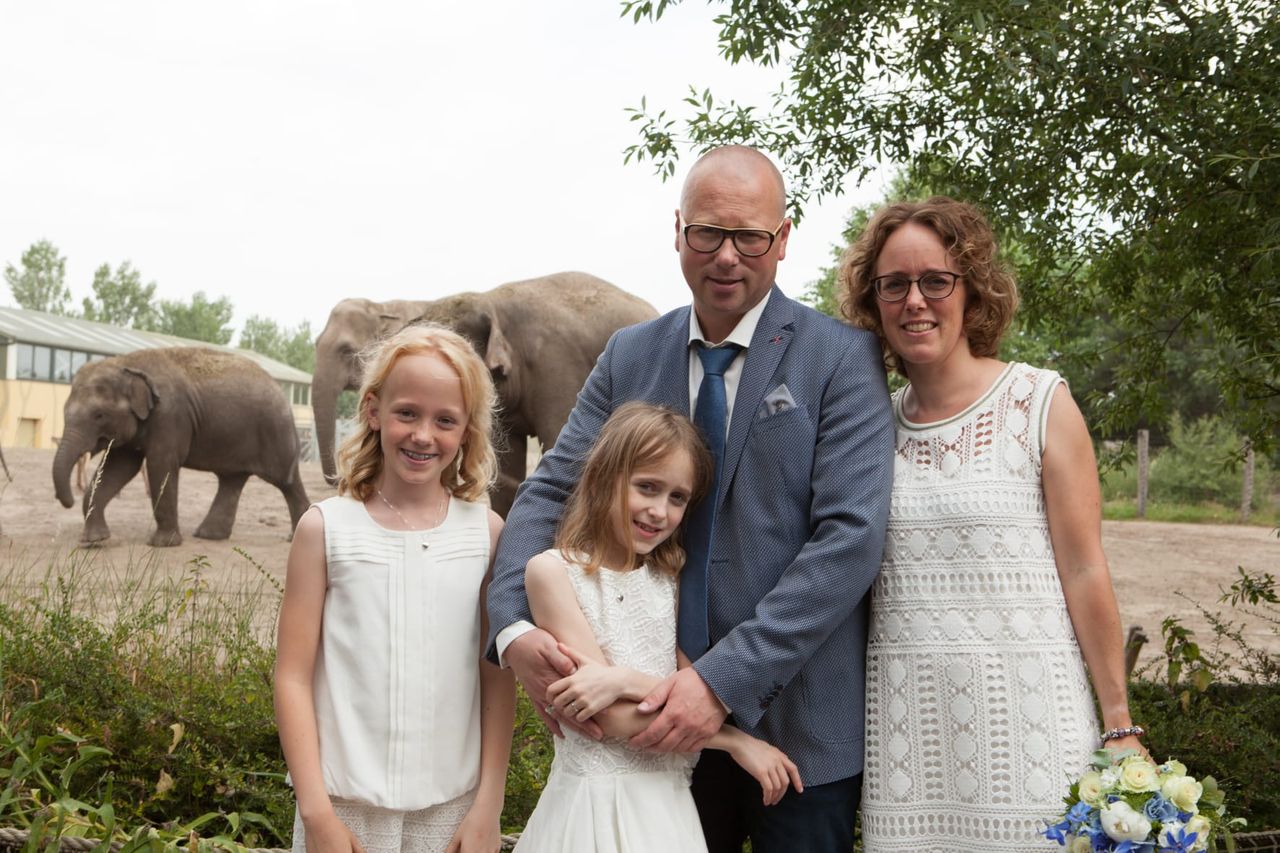 De bruiloft: en natuurlijk poseert de familie bij olifanten (eigen foto).