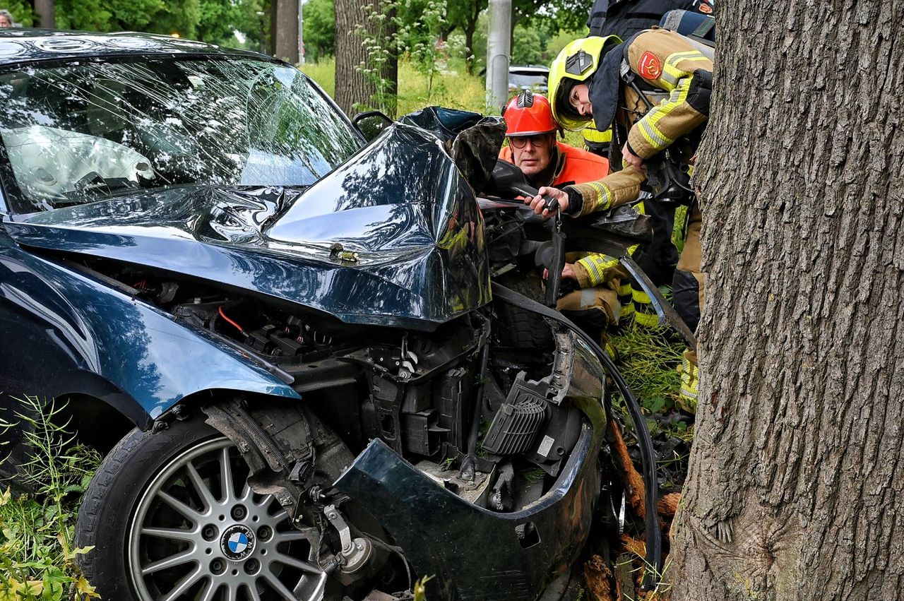 De bestuurder is naar het ziekenhuis gebracht (foto: Persbureau Heitink).