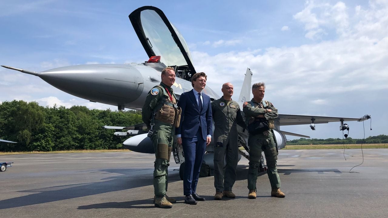 Fotomoment met beide vliegers aan de flanken en commandant en minister in het midden (foto: Willem-Jan Joachems)