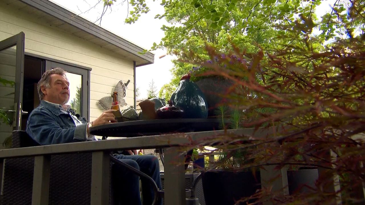 Stephano op het terras voor zijn chalet (Foto: Jan Waalen).